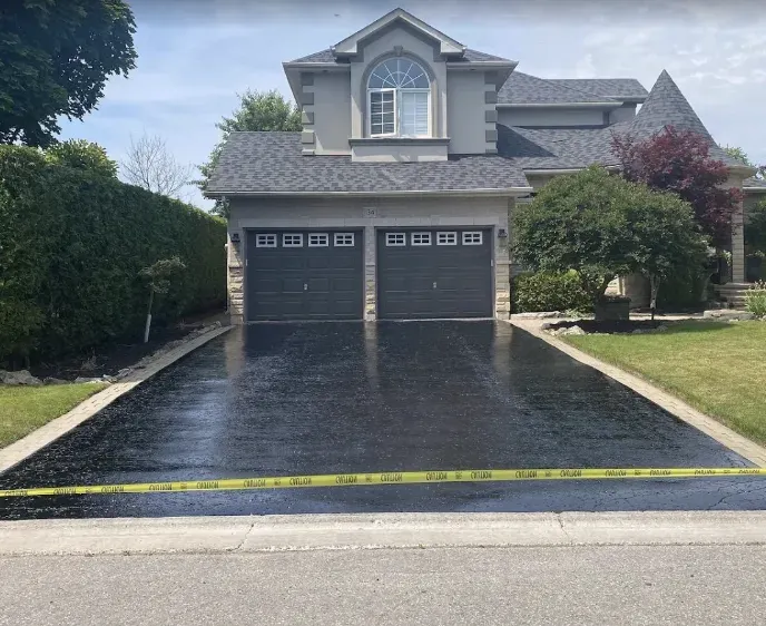 Application de scellant d'asphalte sur une entrée de cour à Sherbrooke